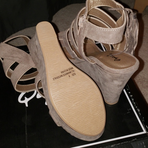 Qupid Women Suede Peep Toe Tassel Caged Wedge - Picture 7 of 8